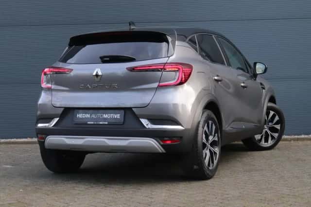 Renault Captur (2022) thumbnail 2