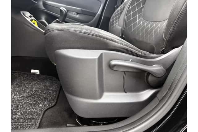 Renault Captur (2016) thumbnail 21