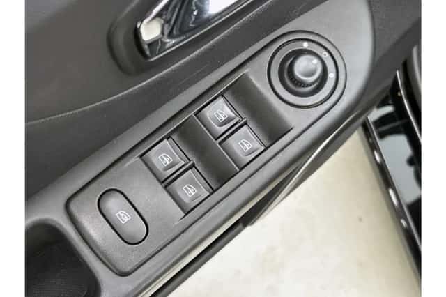Renault Captur (2016) thumbnail 22