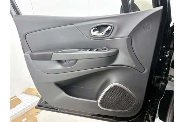 Renault Captur (2016) thumbnail 26
