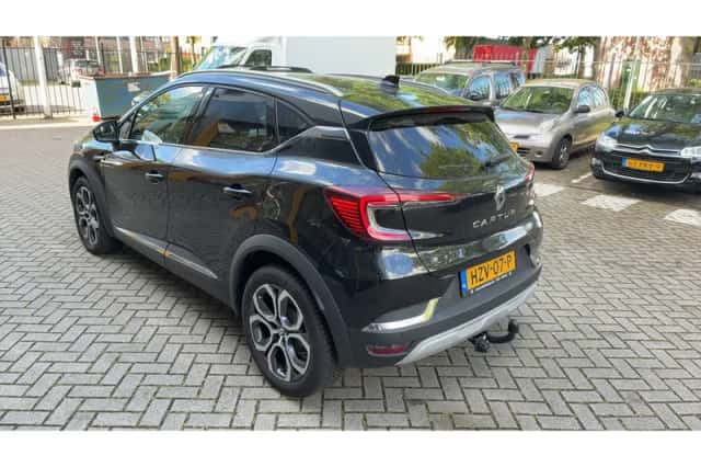 Renault Captur (2023) thumbnail 2