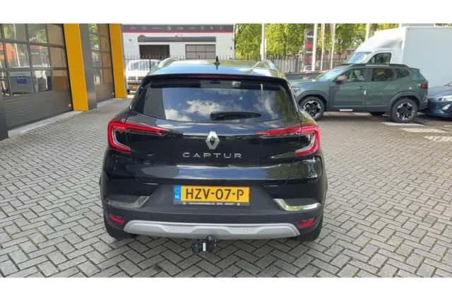 Renault Captur (2023) thumbnail 3