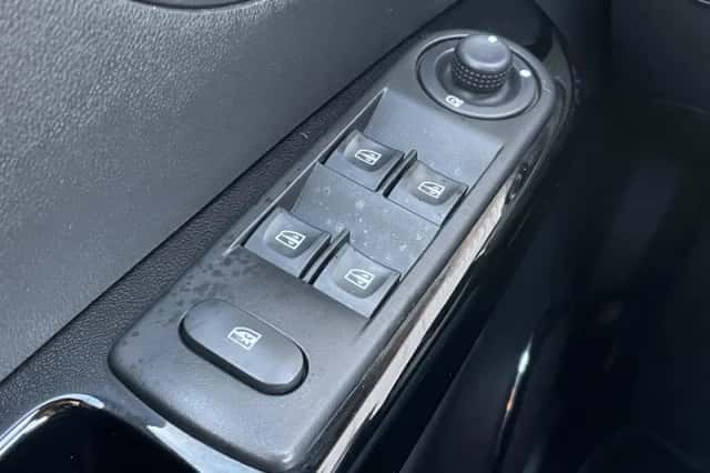 Renault Captur (2016) thumbnail 22