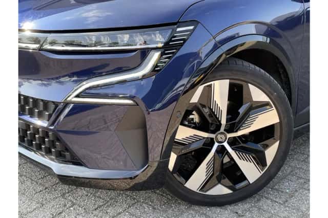 Renault Mégane E-Tech (2023) thumbnail 3
