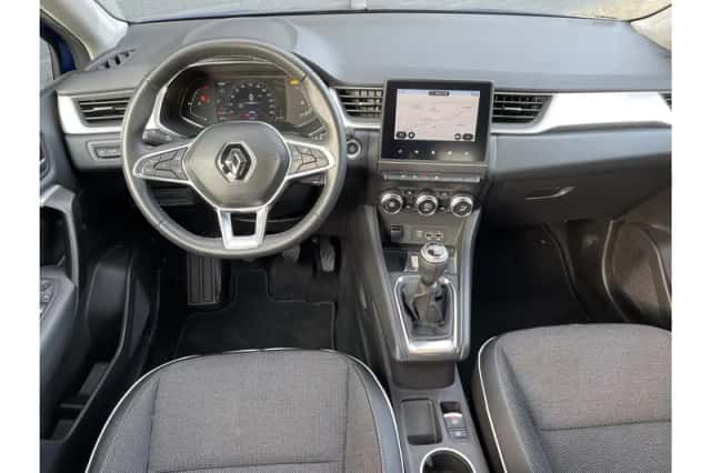 Renault Captur (2022) thumbnail 3