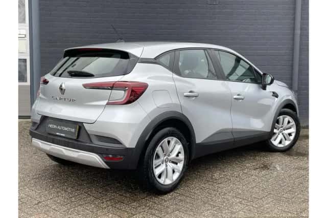 Renault Captur (2023) thumbnail 2