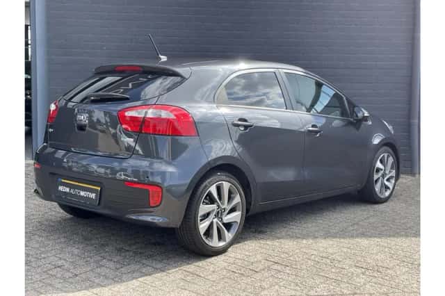 Kia Rio (2016) thumbnail 2