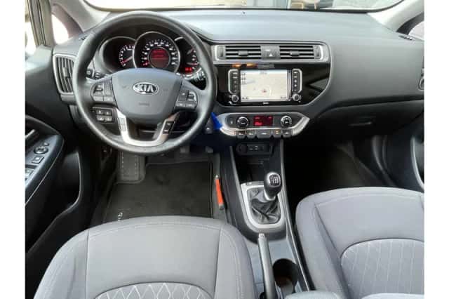 Kia Rio (2016) thumbnail 3