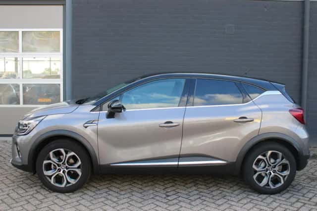 Renault Captur (2023) thumbnail 2