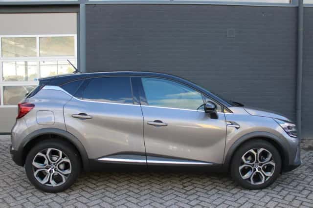 Renault Captur (2023) thumbnail 3