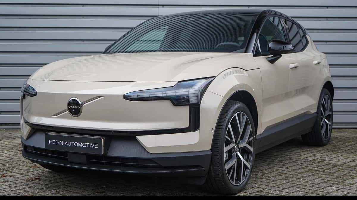 Volvo EX30 (2025) — foto 1