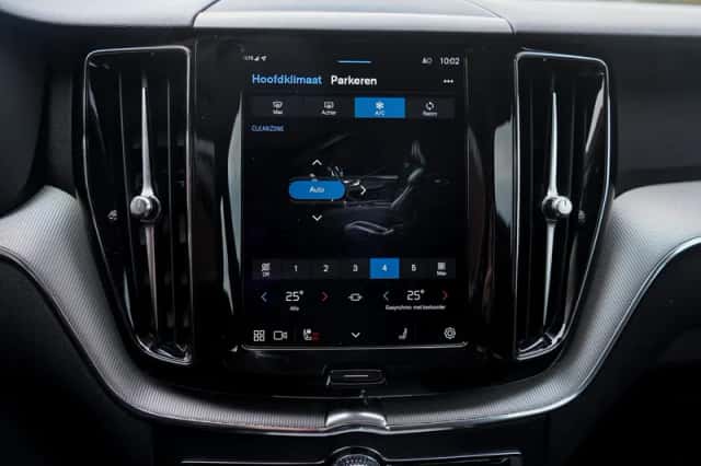 Volvo XC60 (2022) thumbnail 24