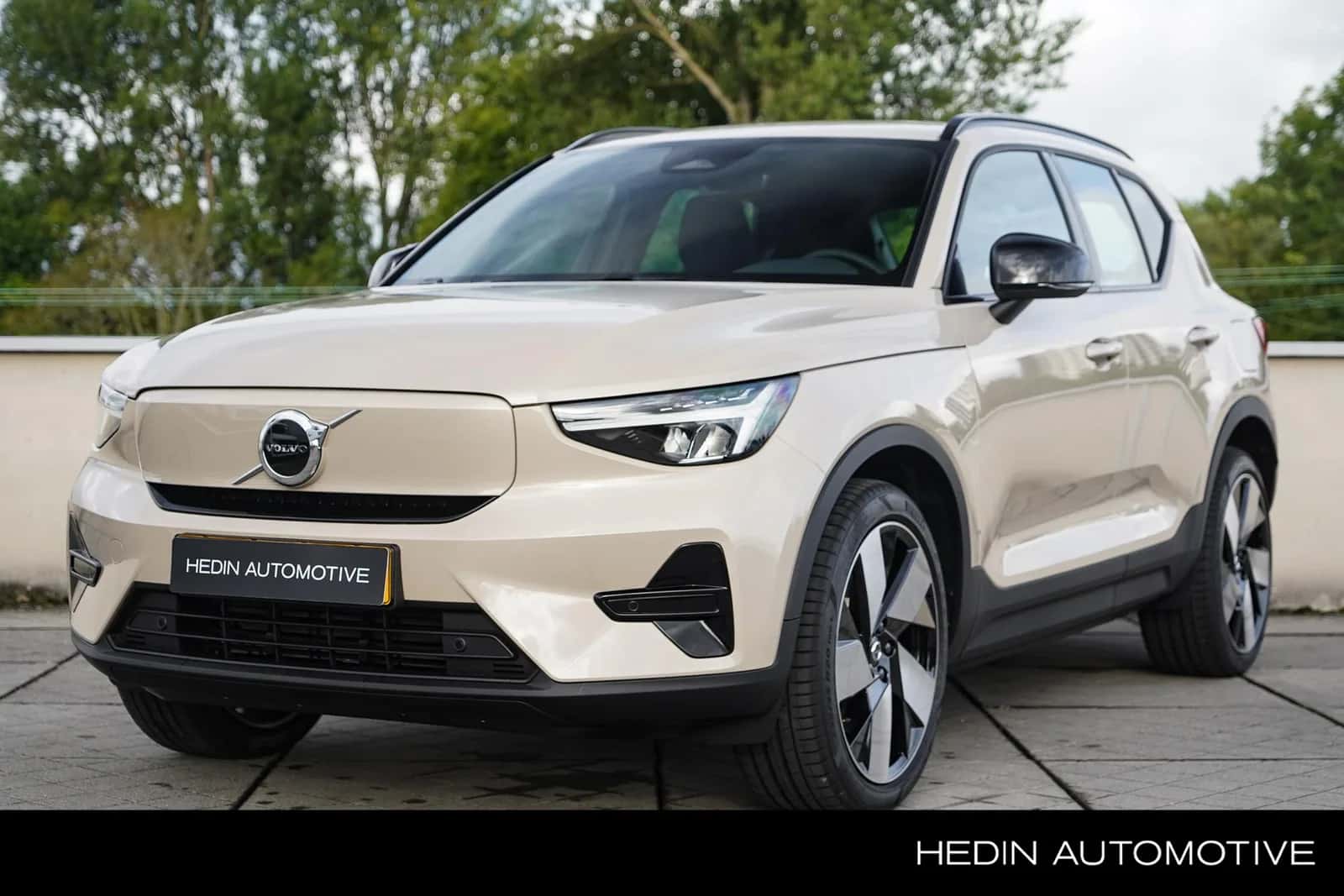 Volvo EX40 (2025) — foto 1