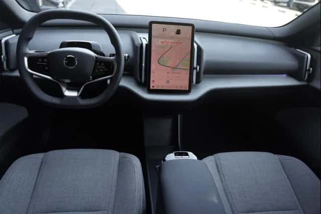 Volvo EX30 (2024) thumbnail 3