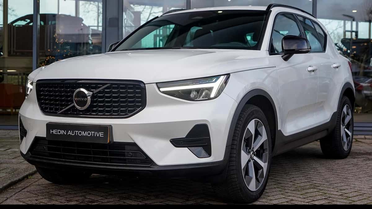 Volvo XC40 (2025) — foto 1