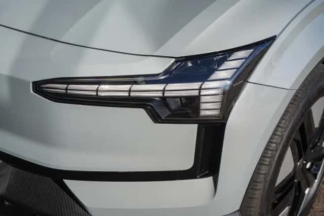 Volvo EX30 (2024) thumbnail 4