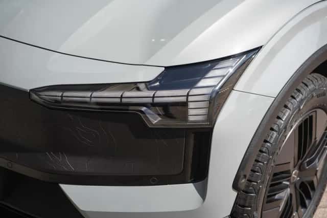 Volvo EX30 (2025) thumbnail 4