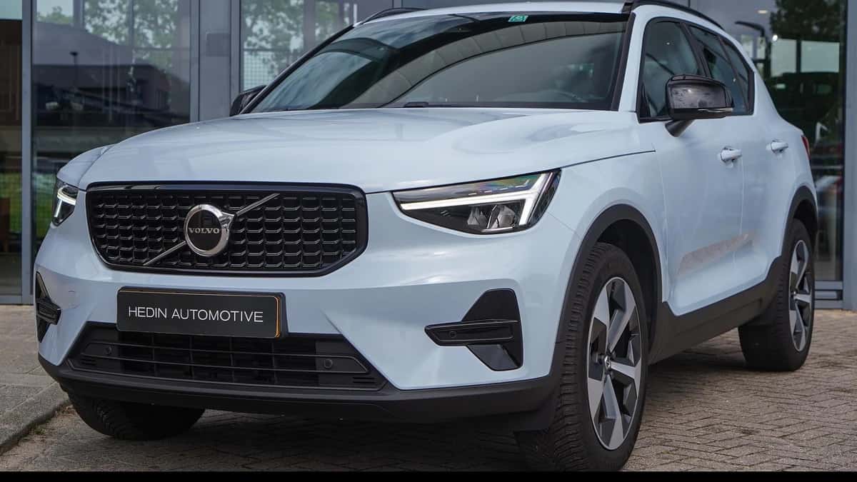 Volvo XC40 (2025) — foto 1
