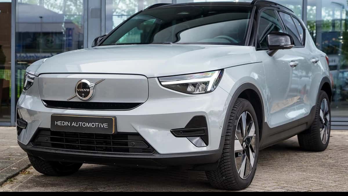 Volvo EX40 (2025) — foto 1
