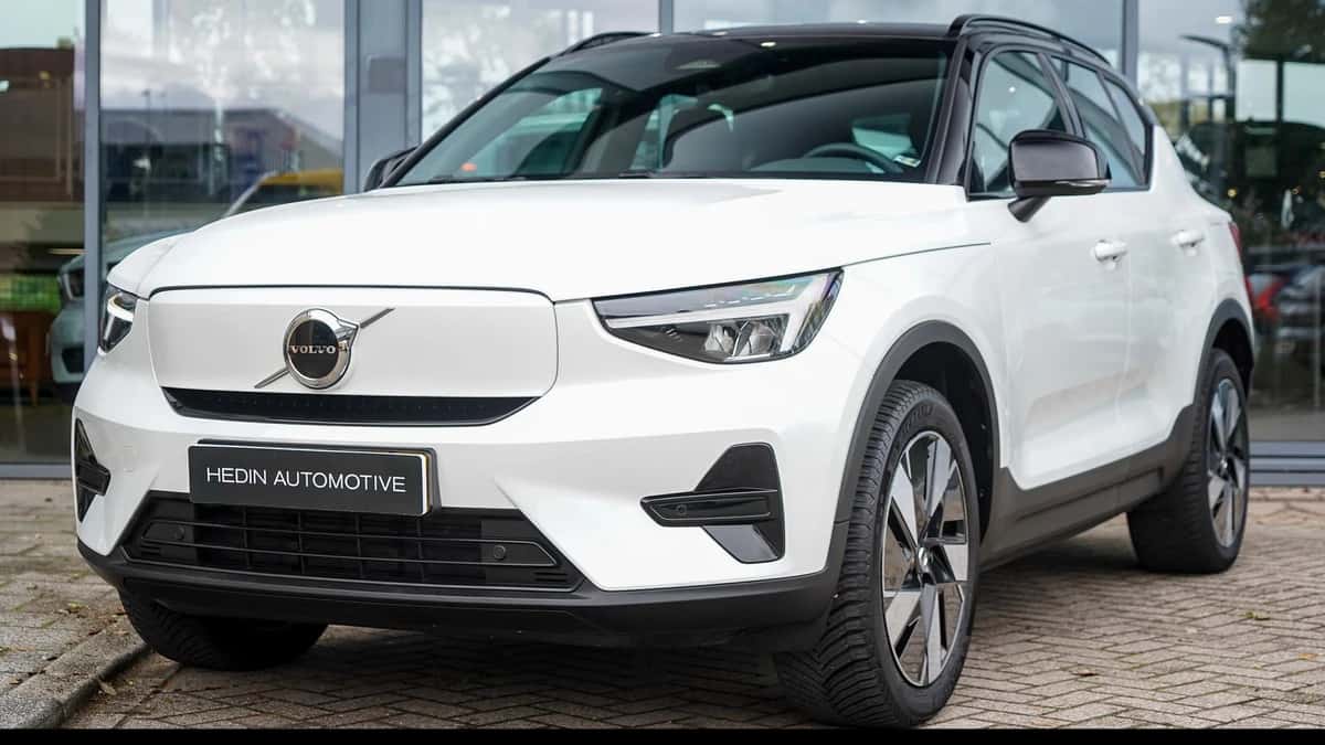 Volvo XC40 (2024) — foto 1