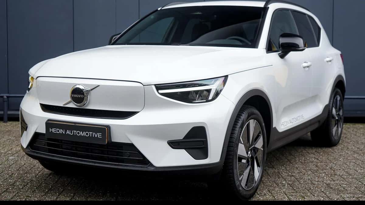 Volvo EX40 (2025) — foto 1