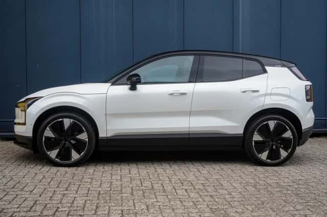 Volvo EX30 (2024) thumbnail 3