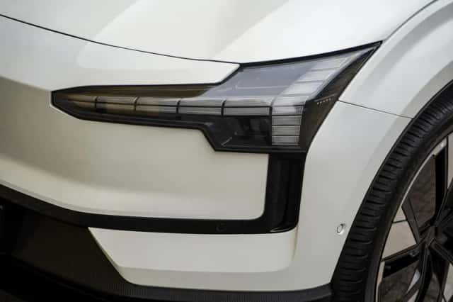 Volvo EX30 (2024) thumbnail 4