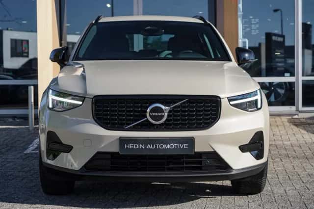 Volvo XC40 (2025) thumbnail 2
