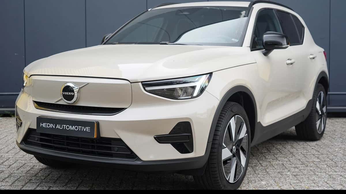 Volvo EX40 (2025) — foto 1