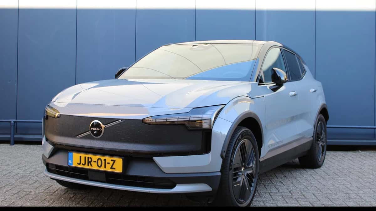 Volvo EX30 (2025) — foto 1