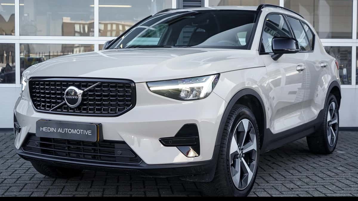Volvo XC40 (2025) — foto 1