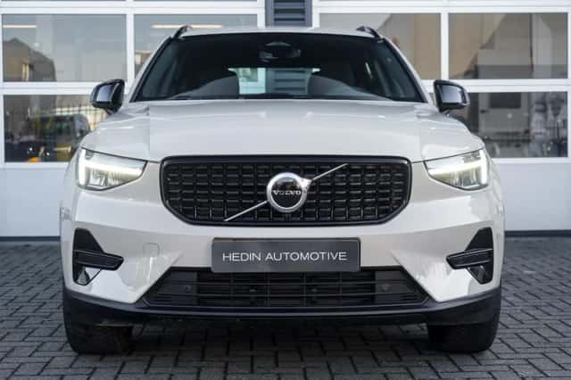 Volvo XC40 (2025) thumbnail 2