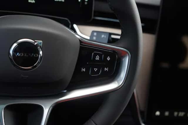 Volvo EX90 (2025) thumbnail 17