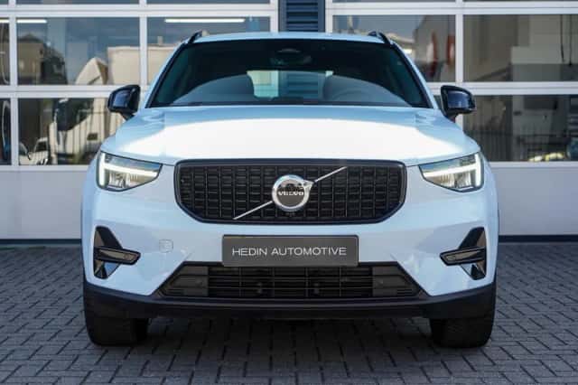 Volvo XC40 (2025) thumbnail 2