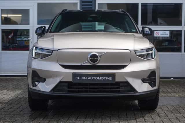Volvo XC40 (2023) thumbnail 2
