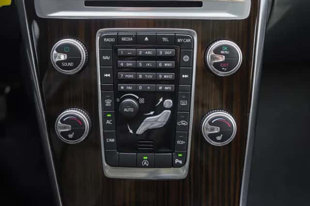 Volvo XC60 (2016) thumbnail 24