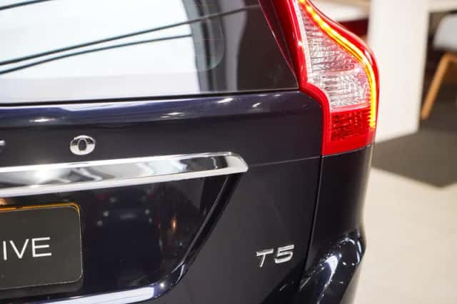 Volvo XC60 (2016) thumbnail 9