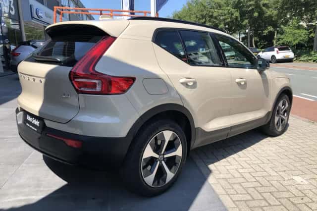 Volvo XC40 (2025) thumbnail 4