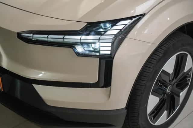 Volvo EX30 (2026) thumbnail 4