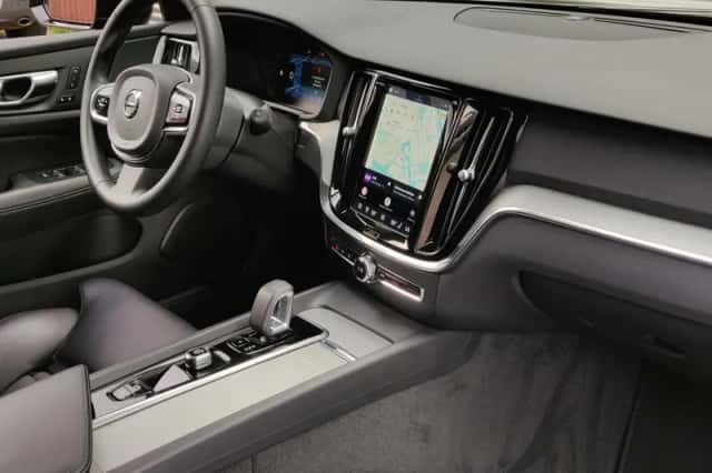 Volvo V60 (2022) thumbnail 3