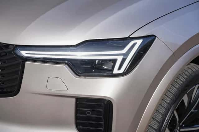 Volvo XC90 (2025) thumbnail 4