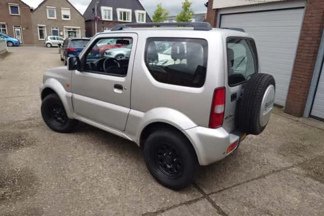 Suzuki Jimny (2012) thumbnail 3