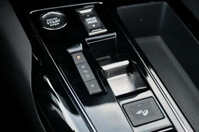 Peugeot 3008 (2023) thumbnail 25