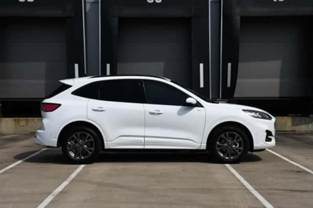 Ford Kuga (2023) thumbnail 4