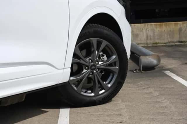 Ford Kuga (2023) thumbnail 7
