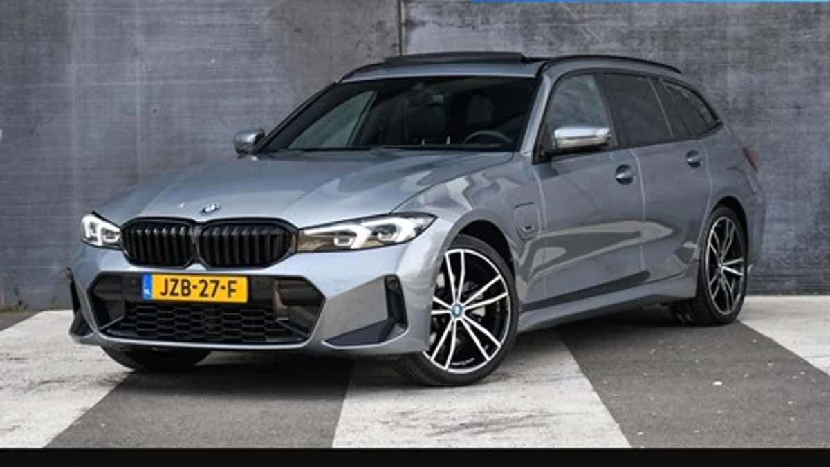 BMW 330 (2023) — foto 1