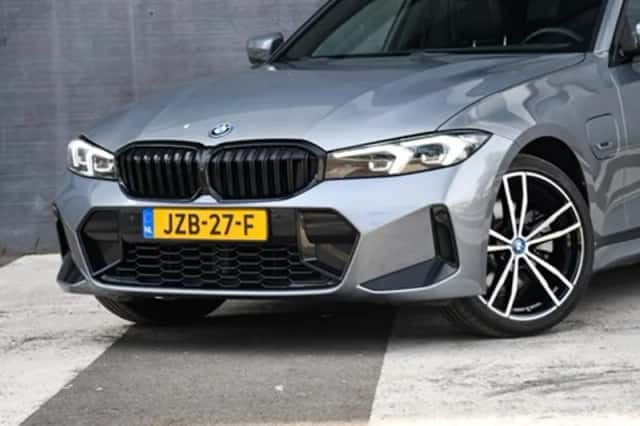 BMW 330 (2023) thumbnail 2