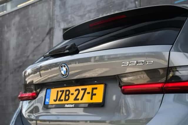 BMW 330 (2023) thumbnail 12