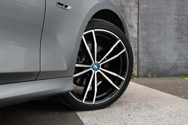 BMW 330 (2023) thumbnail 13