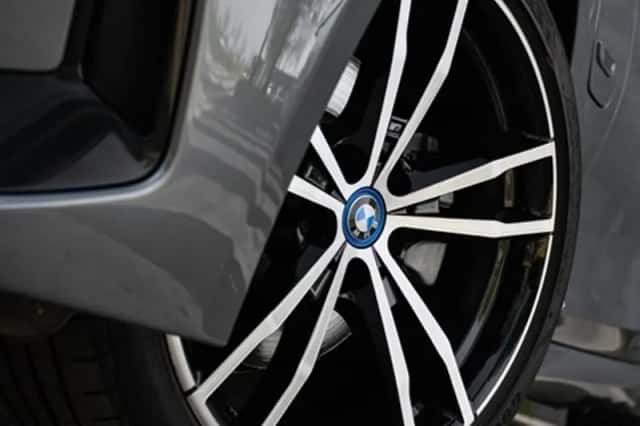 BMW 330 (2023) thumbnail 14